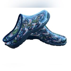 NWT Women’s blue Garden Shoes with chicken floral Print Casual waterproof gifts